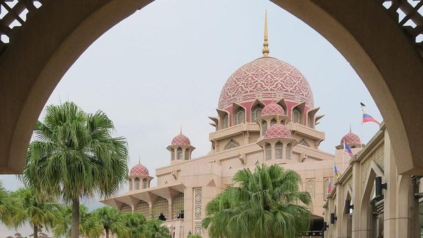 Foto: Masjid Instagrammable Warna Pink di Malaysia