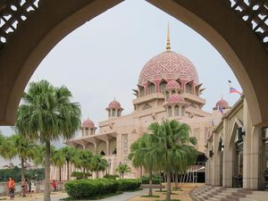 Foto: Masjid Instagrammable Warna Pink di Malaysia