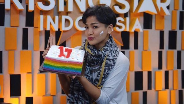 10 Pose Si Lincah Nirina Zubir Saat Tiup Kue Daging dan Makan Bareng Teman