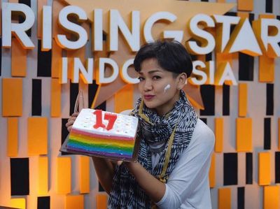 10 Pose Si Lincah Nirina Zubir Saat Tiup Kue Daging dan Makan Bareng Teman