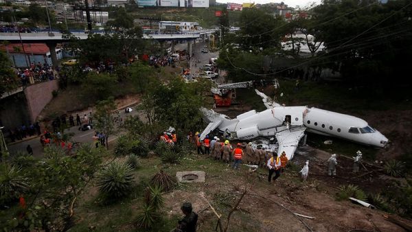 Pesawat Gulfstream Tergelincir, 12 Orang Luka-luka