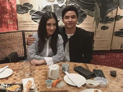 Mengintip Moment Mesra Adly Fairuz Bersama Sang Pacar Saat Kulineran