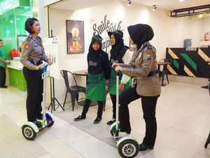 Beri Rasa Aman kepada Warga, Polisi Patroli dengan Segway di Mal Beri Rasa Aman kepada Warga, Polisi Patroli dengan Segway di Mal