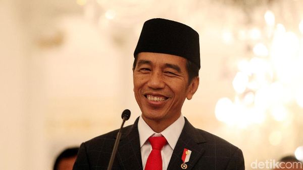 Senyum Semringah Jokowi Saat Umumkan THR untuk PNS