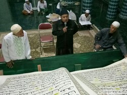 Di Masjid Ini, Tadarusnya Pakai Alquran Raksasa
