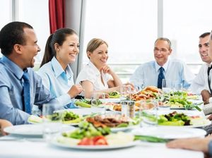 Hampir Semua Orang Kantoran Terbukti Suka Banget Makanan Gratis