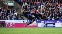7. Harry Kane tercatat masuk jebakan offside sebanyak 42 kali di Premier League musim ini. Pemain Tottenham Hotspur itu tetap mampu bikin 30 gol. (Foto: Gareth Copley/Getty Image)