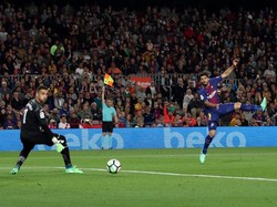 1. Luis Suarez menjadi pemain yang paling sering kena offside di lima liga top Eropa. Pemain Barcelona itu 56 kali kena offside musim ini, dalam perjalanannya mencetak 25 gol di La Liga. (Foto: Albert Gea/Reuters)