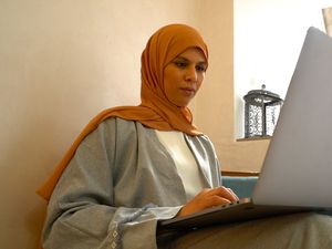 Tak Diizinkan Berhijab, Muslimah Prancis Ini Jadi Desainer