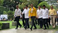 Foto: Gaya Jokowi Berjaket Asian Games Kuning di Kantor Golkar