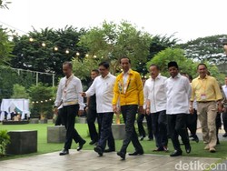 Berjaket Kuning Asian Games, Jokowi Bukber di Kantor Golkar