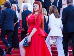 Duh! Jalan di Red Carpet, Busana Model Rusia Ini Copot