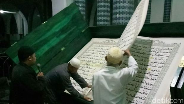 Di Masjid Ini, Tadarusnya Pakai Al Quran Raksasa