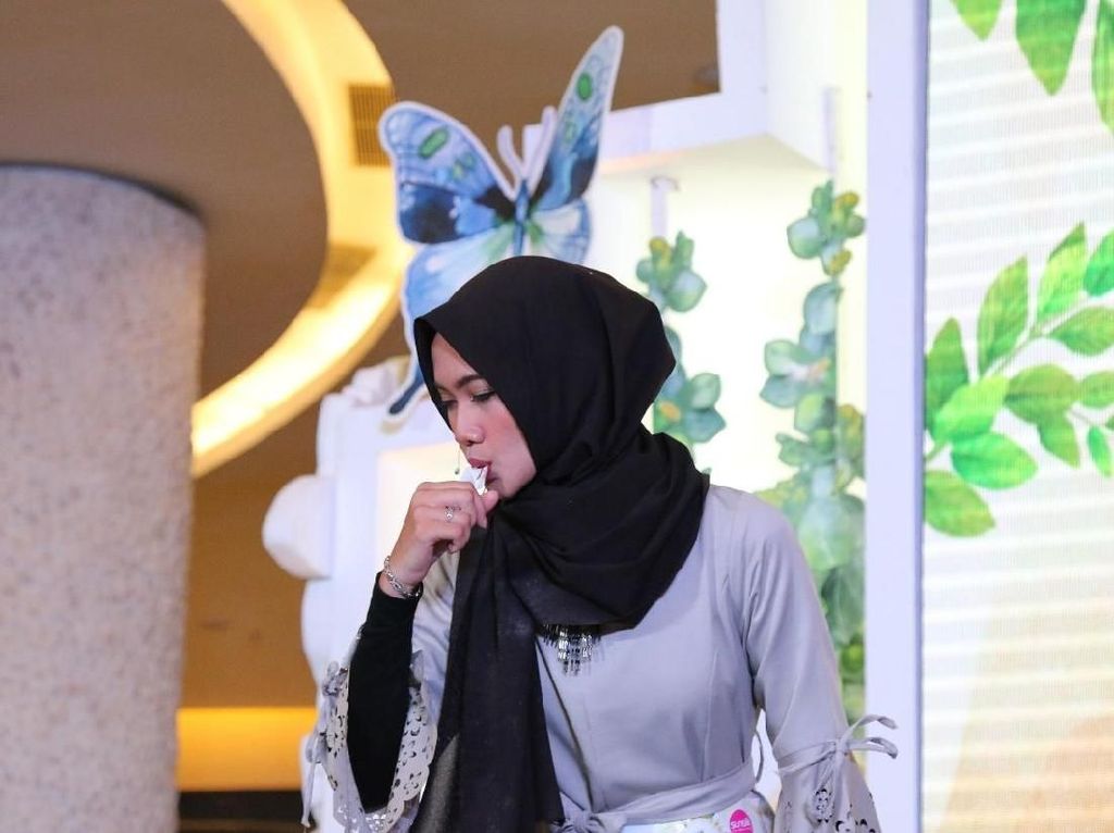 Cara Mengecilkan Perut ala Hijabers Debus Cantik Pemakan Lampu Neon Cara Mengecilkan Perut ala Hijabers Debus Cantik Pemakan Lampu Neon