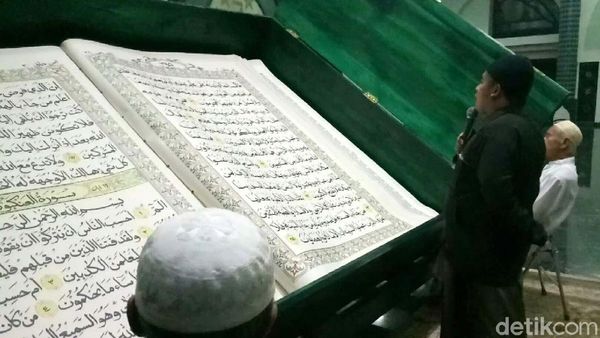 Tadarus Alquran Raksasa di Masjid Agung Baiturrahman Banyuwangi