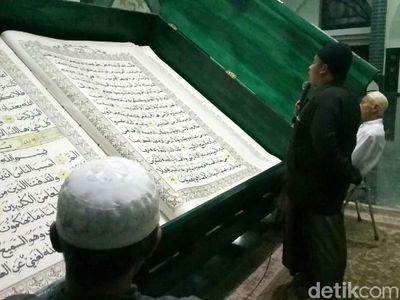 Tadarus Alquran Raksasa di Masjid Agung Baiturrahman Banyuwangi
