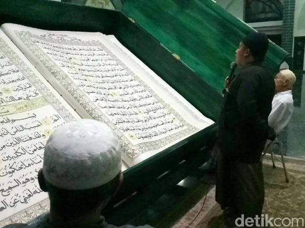 Tadarus Alquran Raksasa di Masjid Agung Baiturrahman Banyuwangi