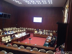 Rapat Bareng Buwas, Anggota DPR Hadir Nggak Sampai Separuh
