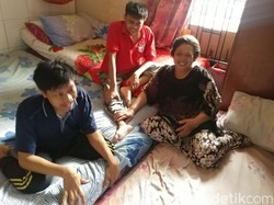 Semangat Janda Penjual Risoles Rawat Dua Anak Lumpuh Sendirian