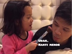 Aih! Lucunya Saat Anak Artika Sari Devi Mendandani Ayahnya