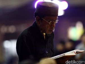 Menunggu Waktu Berbuka dengan Tadarus Alquran