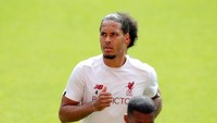 Sementara Virgil van Dijk akan diandalkan di lini belakang bersama Dejan Lovren untuk meredam Cristiano Ronaldo dkk. (Andrew Yates/Reuters)