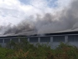 Api Lalap Gudang Alat Berat di Makassar