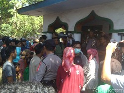Warga Probolinggo Penuhi Jalan demi Saksikan Sumpah Pocong
