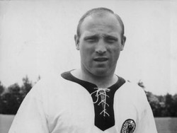 Uwe Seeler merupakan pemain timnas Jerman dengan catatan 21 pertandingan di Piala Dunia. Dia mencatatkannya dalam empat edisi pesta sepakbola sejagat. (Foto: Keystone/Getty Images)