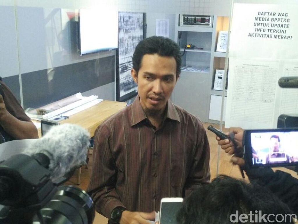 Morfologi Kawah Merapi Tak Berubah Setelah 6 Kali Erupsi Freatik Morfologi Kawah Merapi Tak Berubah Setelah 6 Kali Erupsi Freatik