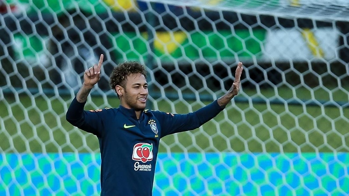 Neymar menyebut rumor yang mengaitkan dirinya dengan Real Madrid sebagai omong kosong (Foto: Buda Mendes/Getty Images)
