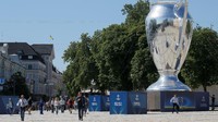 Replika trofi raksasa itu menjadi ikon baru di pusat Kota Kiev yang kini bernuansa biru ala Liga Champions. (Foto: Valentyn Ogirenko/Reuters)