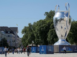 Replika trofi raksasa itu menjadi ikon baru di pusat Kota Kiev yang kini bernuansa biru ala Liga Champions. (Foto: Valentyn Ogirenko/Reuters)
