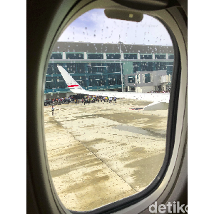 Pesawat yang Dinaiki Jokowi dapat Water Salute di Kertajati