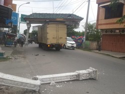Viral Gapura Nyangkut di Atas Truk dan Ikut Jalan-jalan