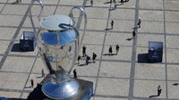Sebuah replika trofi Liga Champions raksasa dipajang di pusat Kota Kiev sebagai tanda mereka akan menggelar partai final. (Foto: Valentyn Ogirenko/Reuters)