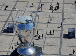 Sebuah replika trofi Liga Champions raksasa dipajang di pusat Kota Kiev sebagai tanda mereka akan menggelar partai final. (Foto: Valentyn Ogirenko/Reuters)