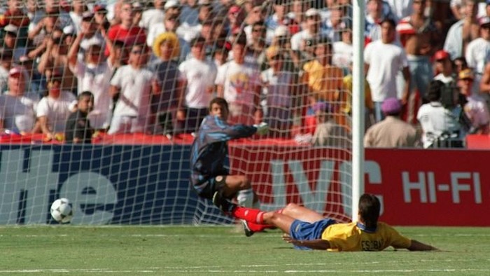 Gol bunuh diri Andres Escobar yang kemudian merenggut nyawanya (AFP PHOTO/ROMEO GACAD) Gol bunuh diri Andres Escobar yang kemudian merenggut nyawanya (AFP PHOTO/ROMEO GACAD)