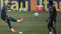 Di sesi latihan, Neymar juga berlatih melepaskan tendangan dengan kaki kanan, yang sempat digips karena cedera metatarsal. (Foto: Ricardo Moraes/Reuters)