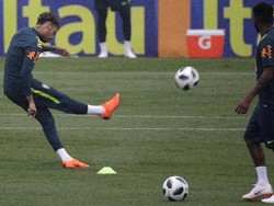 Di sesi latihan, Neymar juga berlatih melepaskan tendangan dengan kaki kanan, yang sempat digips karena cedera metatarsal. (Foto: Ricardo Moraes/Reuters)