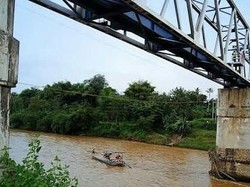 Jatuh Saat Gendong Pacar Sambil Meniti Jembatan, Pria Ini Tewas