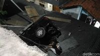 Foto: Mobil Terjun Bebas dari Parkiran Pasar di Jaktim