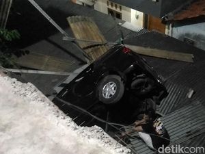 Foto: Mobil Terjun Bebas dari Parkiran Pasar di Jaktim Foto: Mobil Terjun Bebas dari Parkiran Pasar di Jaktim