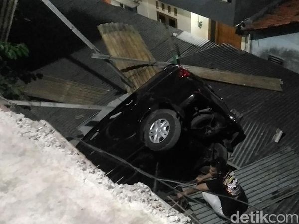Foto: Mobil Terjun Bebas dari Parkiran Pasar di Jaktim