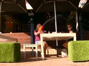 Unik! Restoran Ini Sediakan Pistol Air Bagi Pengunjung Untuk Usir Burung Camar