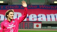 Mantan penyerang internasional Uruguay Diego Forlan juga pernah mengadu peruntungan di Jepang bersama Cerezo Osaka (2014-2015). Musim keduanya dijalani di divisi kedua Liga Jepang setelah tak kuasa menyelamatkan timnya pada musim pertama. (Foto: Koji Watanabe/Getty Images)