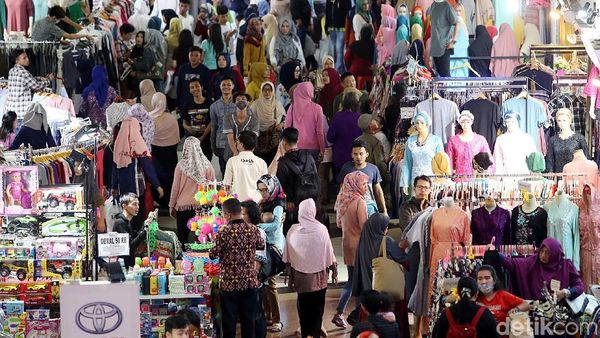 Pasar Tanah Abang Penuh Sesak di Bulan Ramadan