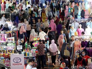 Pasar Tanah Abang Penuh Sesak di Bulan Ramadan