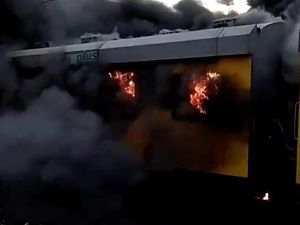 Foto: Kobaran Api dan Asap Tebal Saat Kereta Terbakar di Afrika Foto: Kobaran Api dan Asap Tebal Saat Kereta Terbakar di Afrika