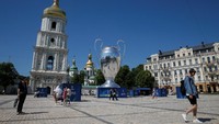 Di sekitar lokasi kedua ikon itu memang menjadi lokasi yang ramai dikunjungi masyarakat Kiev, sehingga menjadi lokasi strategis untuk memberi tahu bahwa final Liga Champions akan digelar di sana. (Foto: Valentyn Ogirenko/Reuters)